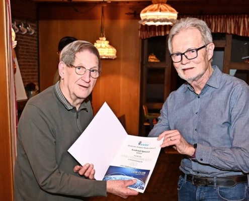 Arnfried Spoerel (l.) und Dr. Hans Eichel bei der Übergabe der Ehrennadel für die 60-jährige Mitgliedschaft.