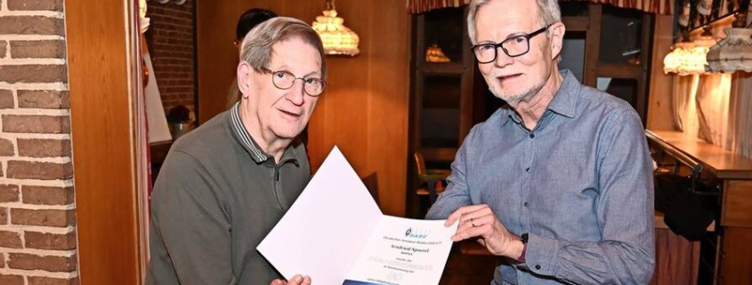 Arnfried Spoerel (l.) und Dr. Hans Eichel bei der Übergabe der Ehrennadel für die 60-jährige Mitgliedschaft.