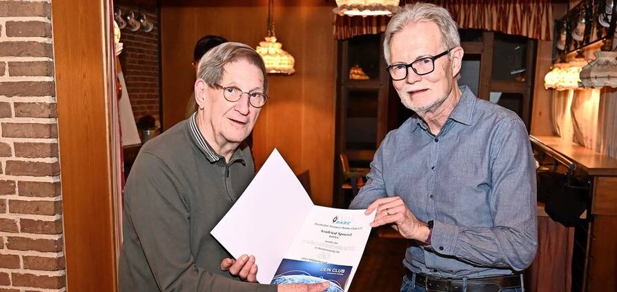 Arnfried Spoerel (l.) und Dr. Hans Eichel bei der Übergabe der Ehrennadel für die 60-jährige Mitgliedschaft.